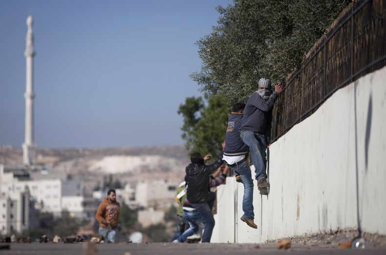 Palestinos huyen de soldados israel&iacute;es durante una protesta contra el asentamiento jud&iacute;o cercano de Ofra en la aldea de Silwad, cerca de la ciudad de Ramala, en Cisjordania, el viernes 21 de marzo de 2014. (AP Foto/Majdi Mohammed)