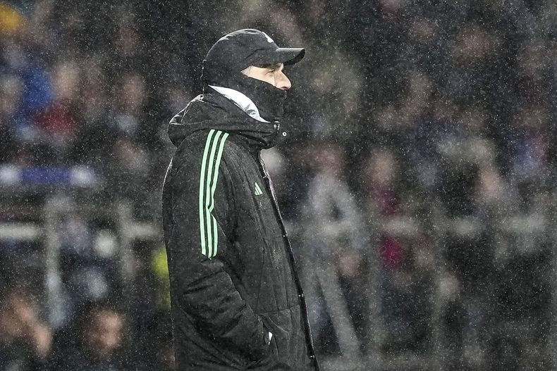 Thomas Tuchel, entrenador del Bayern Munich, está parado en medio de la lluvia durante un partido de la Bundesliga entre VfL Bochum y FC Bayern Munich en Bochum, Alemania, el domingo 18 de febrero de 2024. Bochum derrotó al Bayern 3-2. (AP Foto/Martin Meissner)