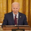 El presidente de Estados Unidos, Joe Biden, interviene en una cumbre trilateral con su homólogo filipino, Ferdinand Marcos Jr., y con el primer ministro de Japón, Fumio Kishida, en la Casa Blanca, Washington, el 11 de abril de 2024. (AP Foto/Mark Schiefelbein)