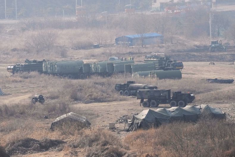 Vehículos blindados del Ejército estadounidense se preparan para cruzar el río Hantan en un campo de entrenamiento en Yeoncheon, Corea del Sur, cerca de la frontera con Corea del Norte, el lunes 10 de marzo de 2025. (AP Foto/Ahn Young-joon)