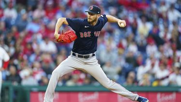 Chris Sale, abridor de los Medias Rojas de Boston, lanza durante la primera entrada del juego de béisbol en contra de los Filis de Filadelfia, el viernes 5 de mayo de 2023, en Filadelfia. (AP Foto/Chris Szagola)