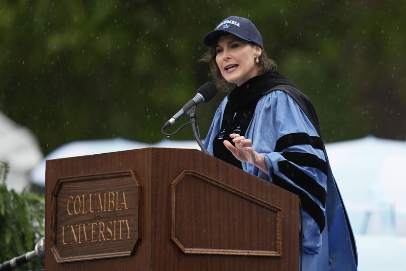 La presidenta interina de la Universidad de Columbia Claire Shipman en la ceremonia de graduación en Nueva York el 21 de mayo del 2025. (AP foto/Seth Wenig, Pool)