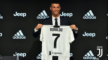 locura total en turin: asi fue el primer dia de cristiano ronaldo en su nuevo club