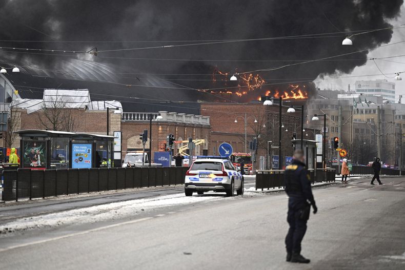 El lugar del incendio en un parque acuático en Goteborg, Suecia, el 12 de febrero de 2024. (Björn Larsson Rosvall/TT News Agency via AP)