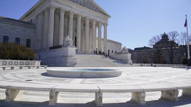 ARCHIVO - Un grupo de personas en la escalinata de la Corte Suprema de Estados Unidos, el 11 de febrero de 2022, en Washington.. (AP Foto/Mariam Zuhaib, Archivo)