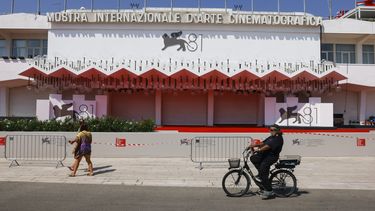ARCHIVO - Asistentes al festival pasan por la alfombra roja de la 81ª edición del Festival de Cine de Venecia en Venecia, Italia, el 27 de agosto de 2024. (Foto Vianney Le Caer/Invision/AP, archivo)