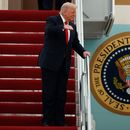 El presidente Donald Trump habla con la prensa mientras baja las escaleras del Air Force One a su llegada a la Base Conjunta Andrews, Maryland, el domingo 9 de noviembre de 2025, tras regresar de su residencia de Mar-a-Lago en Palm Beach, Florida, y de camino a un partido de fútbol americano entre los Commanders de Washington y los Lions de Detroit. (AP Foto/Luis M. Alvarez)