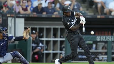 Tim Anderson, de los Medias Blancas de Chicago, batea un sencillo en el juego del sábado 29 de julio de 2023, ante los Guardianes de Cleveland (AP Foto/Erin Hooley)