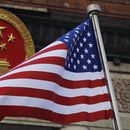 ARCHIVO – Una bandera estadounidense ondea cerca del emblema nacional de China, fuera del Gran Salón del Pueblo, en Beijing, el 9 de noviembre de 2017. (AP Foto/Andy Wong, Archivo)