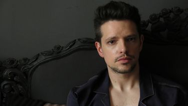 ARCHIVO - El cantautor venezolano Lasso posa para un retrato en la Ciudad de México el 28 de octubre de 2021. Lasso está nominado a tres Latin Grammy, incluyendo canción y grabación del año, por su canción Ojos marrones. Los Latin Grammy se entregarán el 16 de noviembre en Sevilla. (Foto AP/Berenice Bautista, archivo)