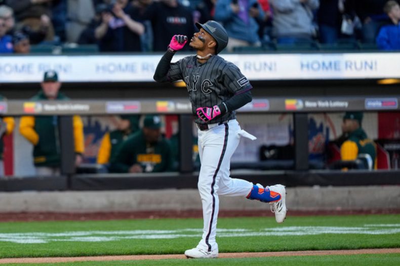 Jorge Polanco, de los Mets de Nueva York, reacciona tras conectar un jonrón durante la séptima entrada de un partido de béisbol contra los Atleticos, el sábado 11 de abril de 2026, en Nueva York. (AP Foto/Yuki Iwamura)