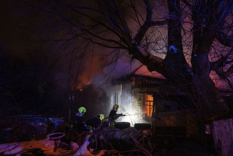 Rescatistas apagan un incendio en un edificio residencial tras un ataque con misiles rusos en Kiev, Ucrania, el 13 de diciembre de 2023. (AP Foto/Evgeniy Maloletka)