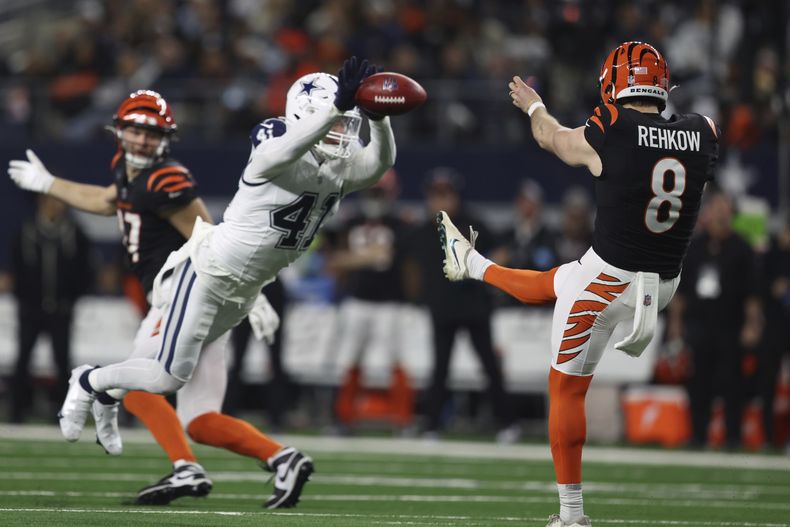 El apoyador de los Cowboys de Dallas, Nick Vigil (41), bloquea un despeje del pateador de los Bengals de Cincinnati, Ryan Rehkow (8), durante la segunda mitad de un partido de fútbol americano de la NFL, el lunes 9 de diciembre de 2024, en Arlington, Texas. (AP Foto/Gareth Patterson)