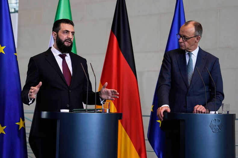 El canciller alemán Friedrich Merz escucha al presidente sirio Ahmad al-Sharaa durante una rueda de prensa en Berlín, Alemania, el 30 de marzo de 2026. (Foto AP/Markus Schreiber)