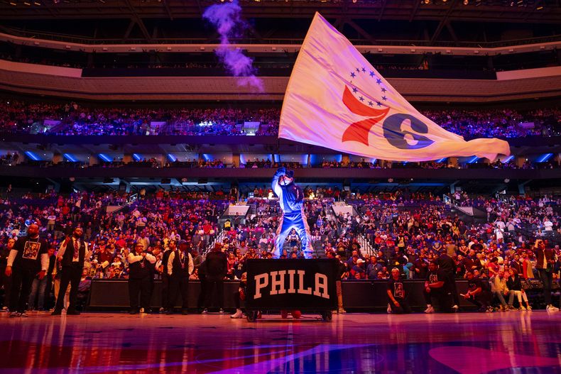 ARCHIVO - Franklin, la mascota de los 76ers de Filadelfia, ondea la bandera previo al partido de baloncesto de la NBA contra los Nets de Brooklyn, el 14 de abril de 2024, en Filadelfia. (AP Foto/Chris Szagola, Archivo)