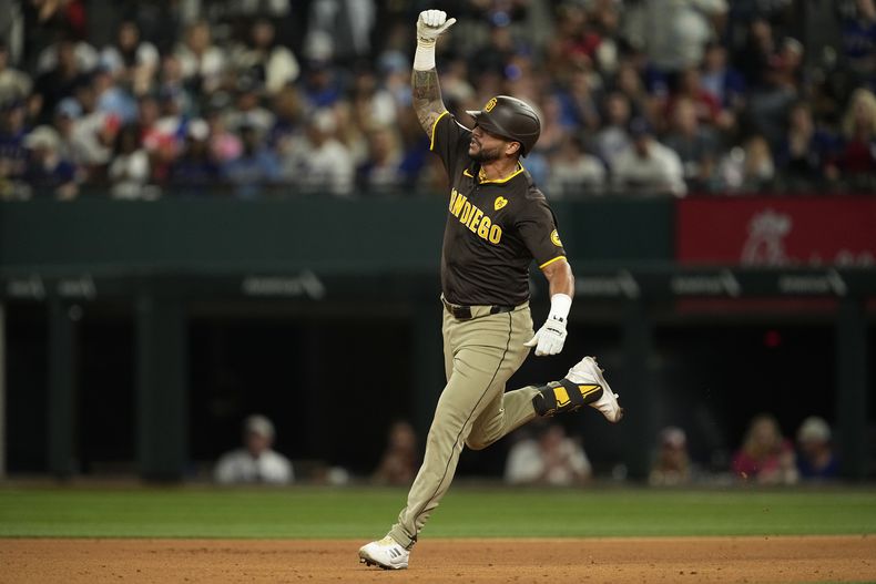 El venezolano David Peralta, de los Padres de San Diego, festeja su jonrón de dos carreras en el juego del miércoles 3 de julio de 2024, ante los Rangers de Texas (AP Foto/Tony Gutiérrez)