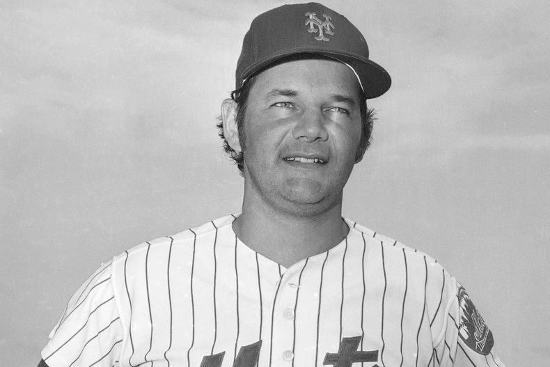 ARCHIVO - Foto de marzo de 1977, el cátcher de los Mets de Nueva York Ron Hodges en el campamento de entrenamiento del equipo. El viernes 24 de noviembre del 2023, fallece Hodges a los 74 años. (AP Foto/Harry Harris, Archivo)