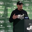 El coordinador ofensivo de los Jets de Nueva York Nathaniel Hackett conversa con los medios en el campo de entrenamiento del equipo de la NFL en Florham Park, Nueva Jersey. Martes 1 de agosto de 2023. (AP Foto/Dennis Waszak Jr.)