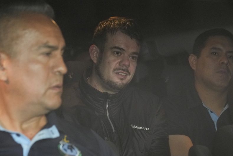 El holandés Joran van der Sloot es conducido en un vehículo policial desde la prisión de máxima seguridad de Ancón I, en las afueras de Lima, Perú, el jueves 8 de junio de 2023. El principal sospechoso de la desaparición sin resolver en 2005 de la estudiante estadounidense Natalee Holloway será extraditado el jueves desde Perú a Estados Unidos. (AP Foto/Martín Mejía)
