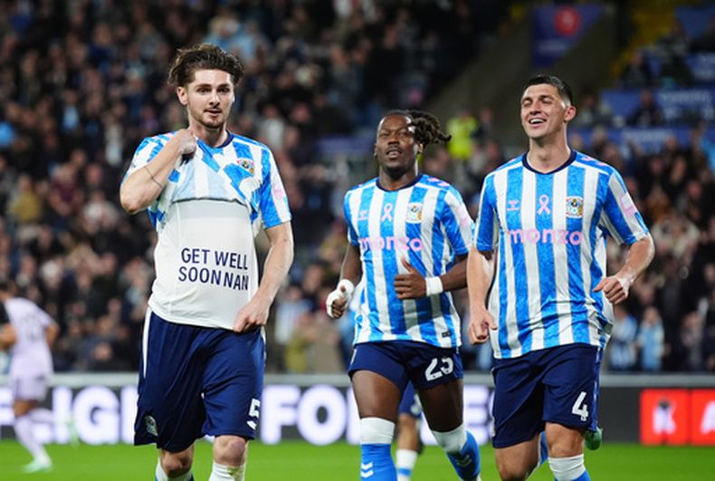 Jack Rudoni del Coventry celebra tras abrir el marcador en el encuentro de la Liga Premier ante el Coventry el lunes 12 de octubre del 2026. (Bradley Collyer/PA via AP)
