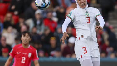 Nouhaila Benzina cabecea el balón durante la victoria de Marruecos por 1-0 ante Corea del Sur en el Mundial femenino, el domingo 30 de julio de 2023, en Adelaida. (AP Foto/James Elsby)