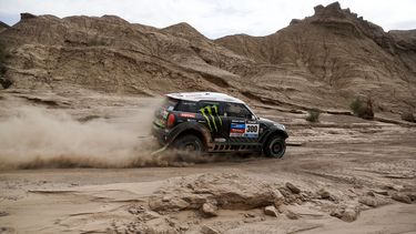 americateve | Stephane Peterhansel durante la cuarta etapa del Rally Dakar entre las ciudades argentinas de San Juan y Chilecitoel mi&eacute;rcoles 8 de enero de 2014. (AP Foto/Victor R. Caivano)