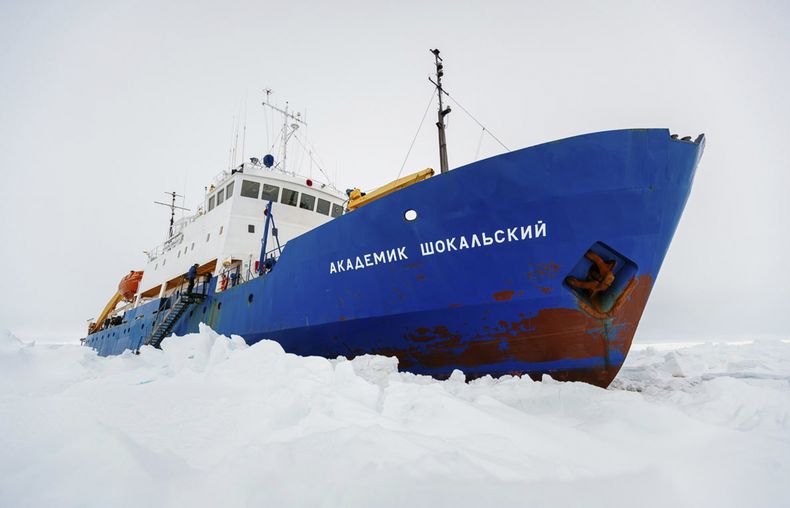 En esta fotograf&iacute;a del viernes 27 de diciembre de 2013 suministrada por Australasian Antarctic Expedition/Footloose Fotography, se ve al barco ruso MV Akademik Shokalskiy atrapado en hielo de la Ant&aacute;rtida a unos 2.400 kil&oacute;metros (1.50