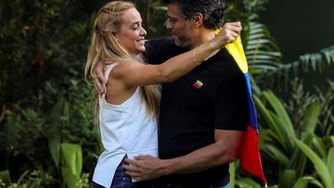 leopoldo lopez llega a madrid y se encuentra con su familia