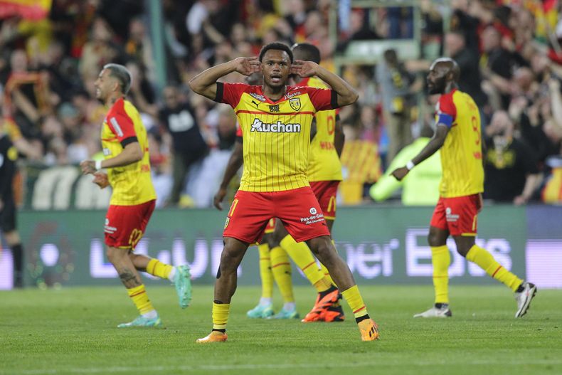 Lois Openda, de Lens, festeja tras anotar en un partido de liga ante Marsella, el sábado 6 de mayo de 2023 (AP Foto/Michel Spingler)