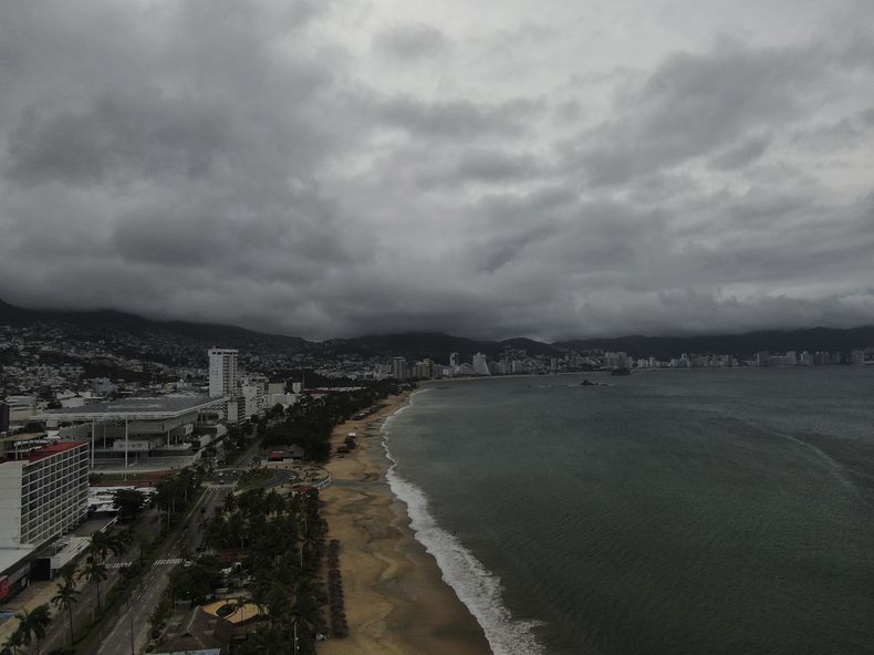 La Bahía de Acapulco, sin barcos debido a la inminente llegada del huracán Erick, el 19 de junio del 2025. (AP foto/Fernando Llano)