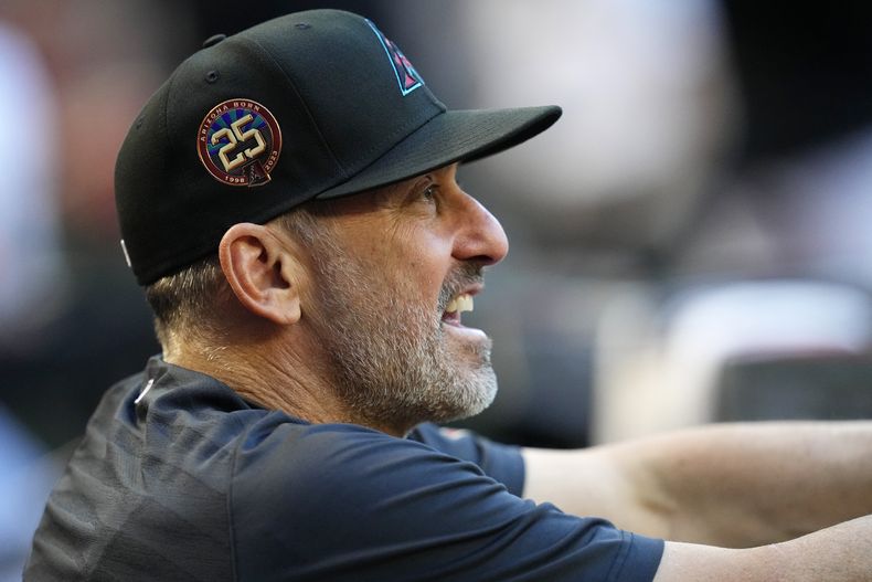 Torey Lovullo, manager de los Diamondbacks de Arizona, observa una jugada durante la primera entrada del partido del equipo en contra de los Rockies de Colorado, el martes 30 de mayo de 2023, en Phoenix. Los Diamondbacks ganaron 5-1. (AP Foto/Ross D. Franklin)