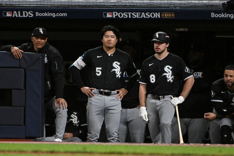 El primera base de los Medias Blancas de Chicago Munetaka Murakami y el catcher Kyle Teel observan la octava entrada del quinto juego de la serie divisional de la Liga Americana ante los Guardianes de Cleveland el sábado 10 de octubre del 2026. (AP Foto/Phil Long)