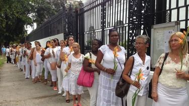 &nbsp;Damas de Blanco en fila para firmar libro de condolencias en la embajada francesa de &nbsp;La Habana.