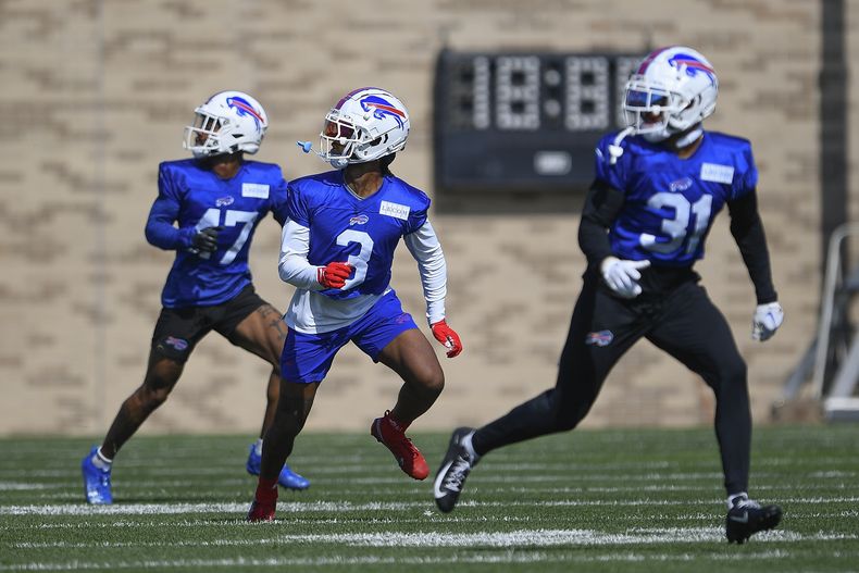 El safety de los Bills de Búfalo Damar Hamlin realiza un ejercicio con el cornerback Christian Benford y el safety Dean Marlowe en el campamento de entrenamiento en Pittsford, Nueva York el domingo 30 de julio del 2023. (AP Foto/Adrian Kraus)