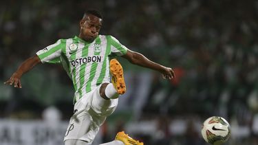 americateve | Jonathan Copete, del Atl&eacute;tico Nacional de Colombia, realiza un remate durante la ida de la final de la Cops Sudamericana, el mi&eacute;rcoles 3 de diciembre de 2014, ante River Plate (AP Foto/Fernando Vergara)