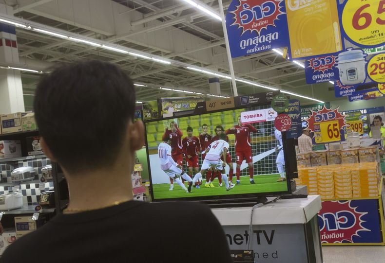 Un comprador tailand&eacute;s observa un partido de f&uacute;tbol transmitido por televisi&oacute;n en un centro comercial de Bangkok, el jueves 11 de junio de 2014. La junta militar de Tailandia anunci&oacute; que pagar&aacute; una compensaci&oacute;n al