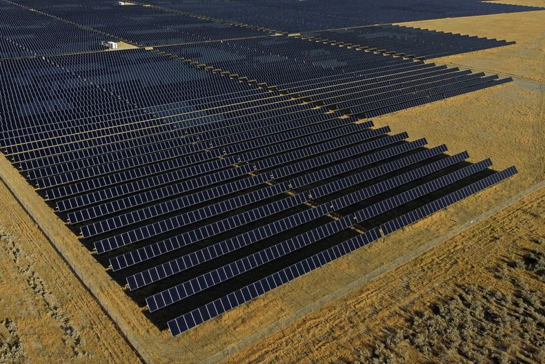 ARCHIVO - Una granja solar en Mona, Utah, el 9 de agosto de 2022. (AP Foto/Rick Bowmer, Archivo)