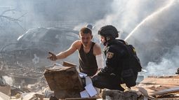 Un hombre herido reúne sus pertenencias delante de su casa destruida en un ataque ruso en Járkiv, Ucrania, el domingo 11 de octubre de 2026. (AP Foto/Andrii Marienko)