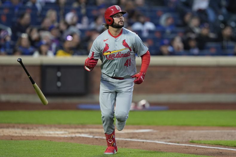 Alec Burleson de los Cardenales de San Luis voltea su bate luego de impactar un cuadrangular de tres carreras ante los Mets de Nueva York durante la segunda entrada del juego de béisbol el viernes 26 de abril de 2024, en Nueva York. (AP Foto/Frank Franklin II)