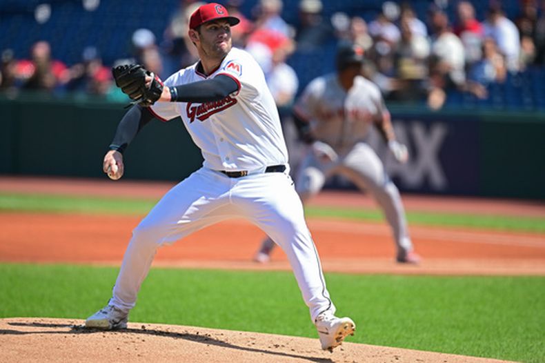 El abridor de los Guardianes de Cleveland, Gavin Williams, lanza durante la primera entrada de un partido de béisbol contra los Gigantes de San Francisco, el jueves 20 de agosto de 2026, en Cleveland. (Foto AP/David Dermer)