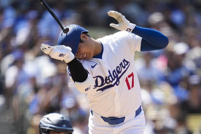 Shohei Ohtani, bateador designado de los Dodgers de Los Ángeles, reacciona después de haber sido golpeado por un lanzamiento del relevista de los Rays de Tampa Bay, Richard Lovelady, durante la octava entrada del juego de béisbol del domingo 25 de agosto de 2024. (AP Foto/Ashley Landis)