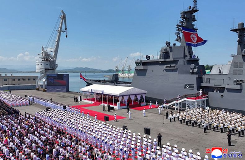 En esta foto proporcionada el miércoles 24 de junio de 2026 por el gobierno de Corea del Norte, se ve la ceremonia de puesta en servicio del destructor norcoreano Choe Hyon en un puerto de Nampo, Corea del Norte, el martes 23 de junio de 2026. El contenido de esta imagen es tal como se proporcionó y no puede verificarse de manera independiente. La marca de agua en coreano que aparece en la imagen dice ACNC, abreviatura de la Agencia Central de Noticias de Corea. (Agencia Central de Noticias de Corea/Servicio de Noticias de Corea vía AP)
