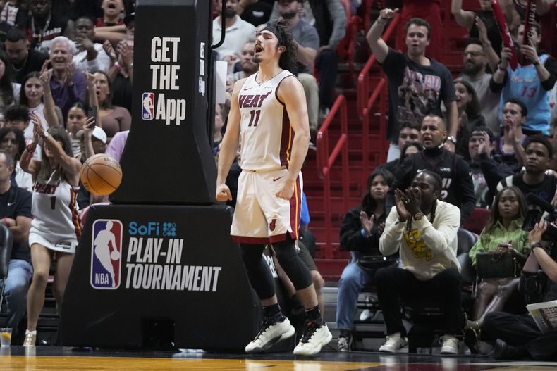 El mexicano Jaime Jáquez Jr., del Heat de Miami, celebra en el encuentro del minitorneo de repesca ante los Bulls de Chicago, el viernes 19 de abril de 2024 (AP Photo/Wilfredo Lee)