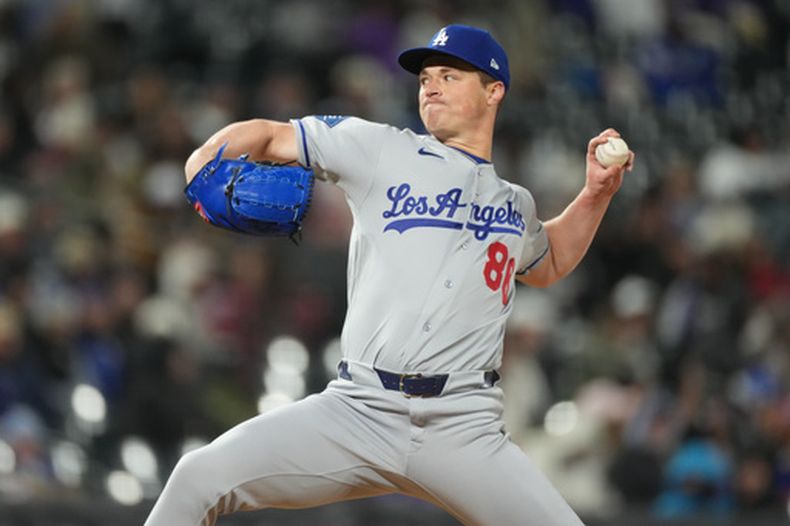 El relevista de los Dodgers de Los Ángeles Jack Dreyer trabaja la octava entrada ante los Rockies de Colorado el viernes 17 de abril del 2026. (AP Foto/David Zalubowski)