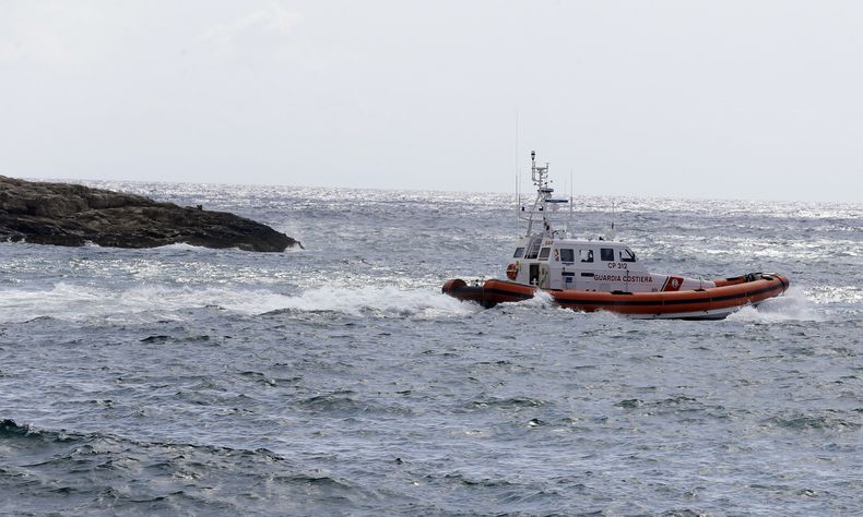 Un barco de la Guardia Costera sale del puerto de la isla de Lampedusa, en el sur de Italia, el viernes 4 de octubre del 2013. Las autoridades reanudaron el viernes la b&uacute;squeda de m&aacute;s cad&aacute;veres de los inmigrantes que viajaban en una b