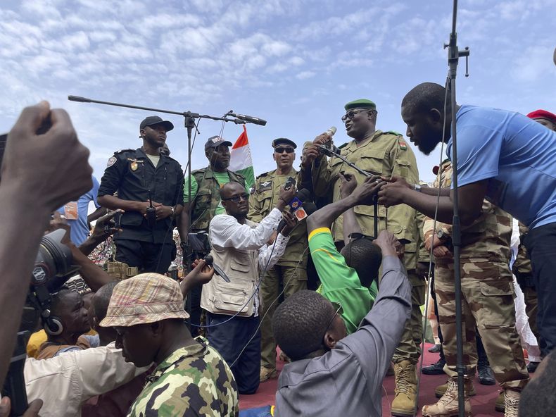 ARCHIVO - Mohamed Toumba, uno de los militares que derrocaron al presidente nigerino Mohamed Bazoum, arenga a partidarios de la junta gobernante de Níger en Niamey, 6 de agosto de 2023. (AP Foto/Sam Mednick, File)