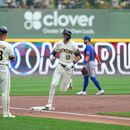 Cooper Pratt (12), de los Cerveceros de Milwaukee, sonríe mientras recorre las bases tras conectar un jonrón solitario durante la segunda entrada de un partido de béisbol contra los Mets de Nueva York, el lunes 20 de julio de 2026, en Milwaukee. (Foto AP/Aaron Gash)