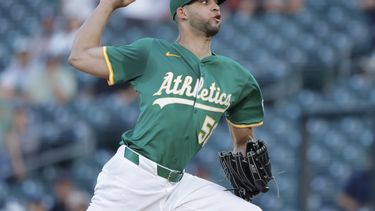 El cubano Luis Morales, de los Atléticos, hace un pitcheo en el juego ante los Tigres de Detroit, el miércoles 27 de agosto de 2025 (AP Foto/Sergio Estrada)