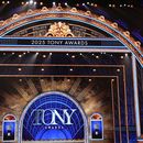 El escenario se muestra antes de la 78.ª edición de los Premios Tony, el domingo 8 de junio de 2025, en el Radio City Music Hall de Nueva York. (Foto Charles Sykes/Invision/AP)