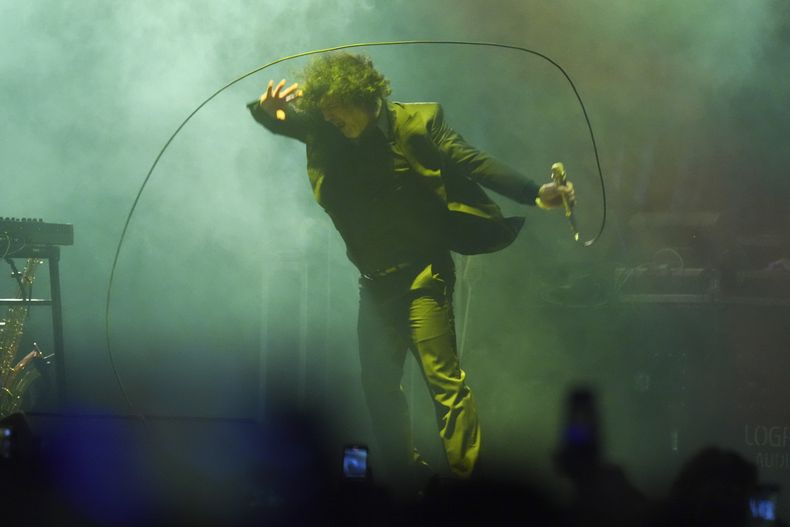 Cedric Bixler-Zavala de The Mars Volta, durante su presentación en el festival Corona Capital en la Ciudad de México, el viernes 15 de noviembre de 2024. (Foto AP/Eduardo Verdugo)